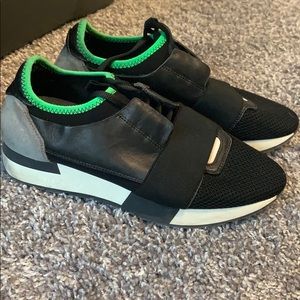 Authentic balenciaga sneakers comes with dust bag